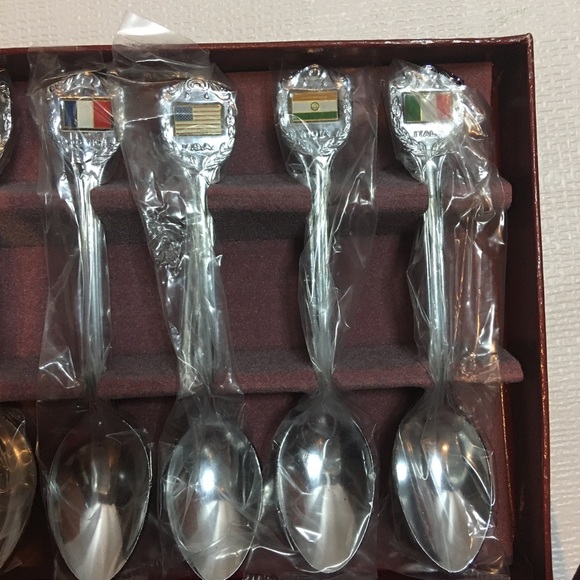 Vintage Souvenir Spoon Set Collectible World Flags Travel Set of 10 With Box - Picture 5 of 8